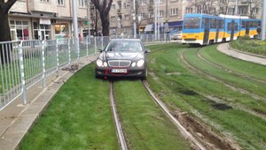 Автомобил върху зелените трамвайни релси