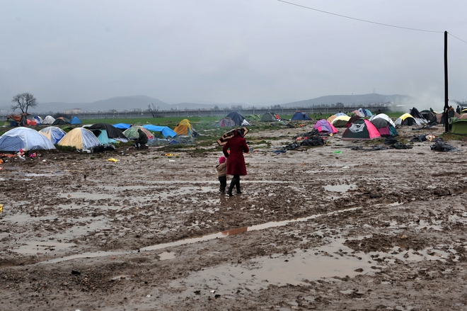 Жена и дете газят калта в Идомени