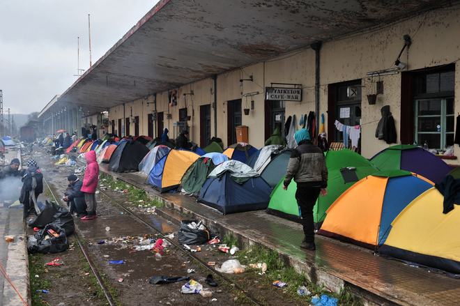 Палатки на жп перона в Идомени