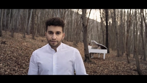 Рафи в кадър от клипа си "Намери ме"