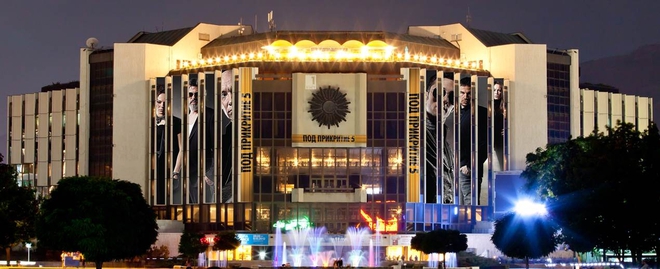 "Под прикритие" върху фасадата на НДК