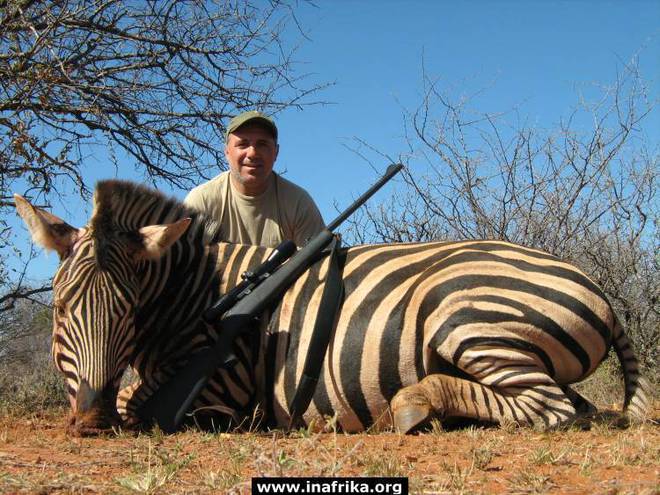 Стоичков позира с убита зебра в Африка