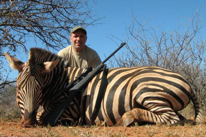 Stoichkov pozira s ubita zebra v afrika
