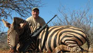 Стоичков позира с убита зебра в Африка