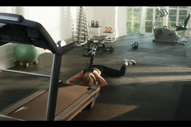 Teylar suift pada ot byagashta patechka v reklama na apple music