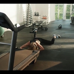 Тейлър Суифт пада от бягаща пътечка в реклама на Apple Music