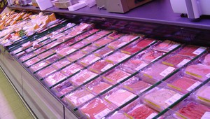 Щанд с месо в супермаркет
