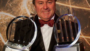 Крис Доусън с наградите си от "Ърнст енд Янг"