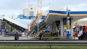 Кранът, паднал върху бензиностанция в София