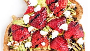 Сандвич с ягоди, авокадо и балсамико