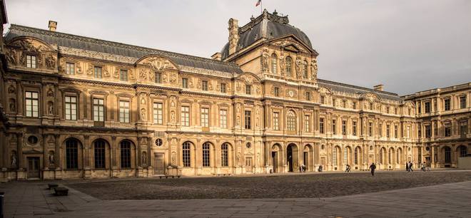 Лувъра в Париж на кадър от "Франкофония"