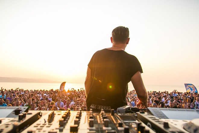 Mark nayt s poredno gostuvane na solar summer