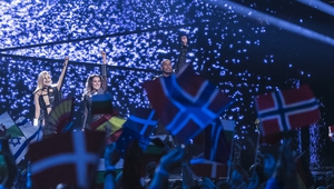 Поли и беквокалистите й във втория полуфинал