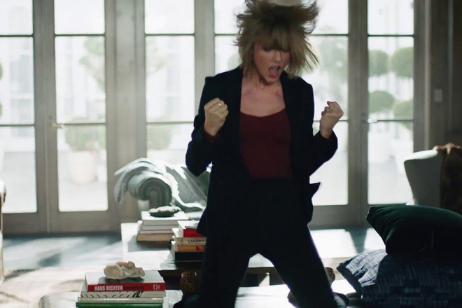 Teylar suift tantsuva rok v nova reklama na apple music