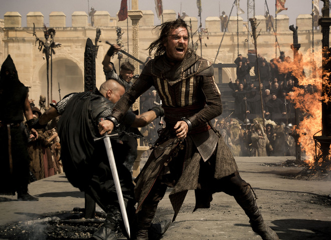 Майкъл Фасбендър в бойна сцена от Assassin's Creed (2016)