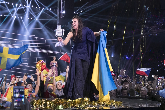 Джамала (Украйна) с приза от Евровизия 2016