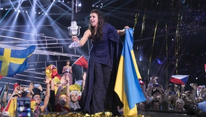 Джамала (Украйна) с приза от Евровизия 2016