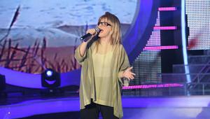 Поли Генова пее "Оставаме!" в "Като две капки вода"