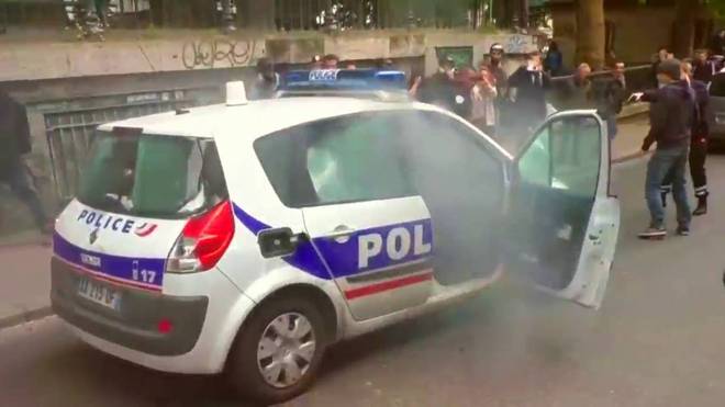 Демонстранти запалиха движеща се полицейска кола в Париж