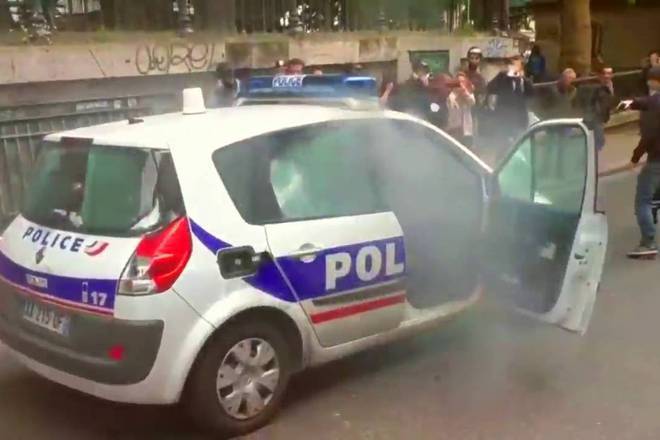 Demonstranti zapaliha dvizheshta se politseyska kola v parizh