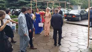 Абитуриентът Кристиян (в светлосиния костюм) и съучениците му се събират преди бала