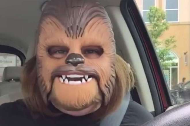 Zhenata s maska na chubaka nay gledanoto video vav feysbuk