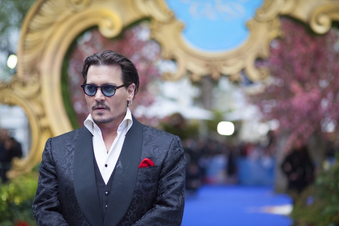 Dzhoni dep na evropeyskata premiera na alisa v ogledalniya svyat