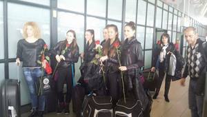 Ансамбълът и треньорката им на летище София