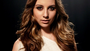 Михаела Маринова с БГ песен, клип и дебют на годината