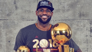 Леброн Джеймс с трофеите за "Кливланд"
