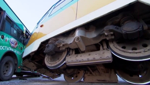 Трамвай и автобус се сблъскаха при Синьото кафе