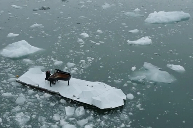 Muzikant sviri na piano zaobikolen ot aysbergi