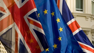 Знамето на ЕС между "Юниън Джак"