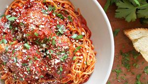 Спагети с доматен сос и кюфтета