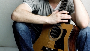 Михалис Хаджиянис с китарата си