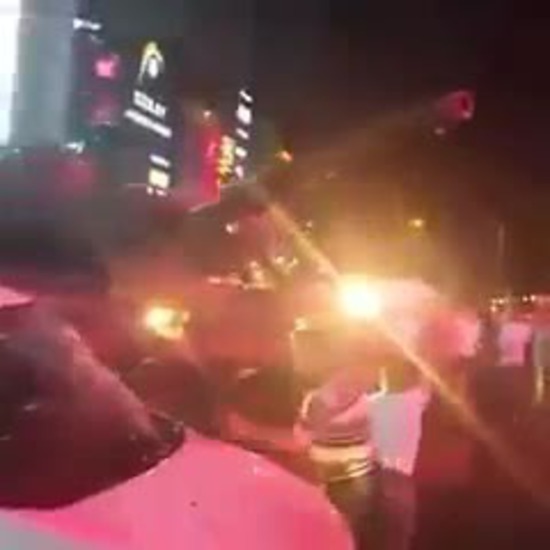 Танкове на турската армия мачкат цивилни коли