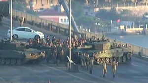 Метежници, блокирали мост на Босфора, се предават