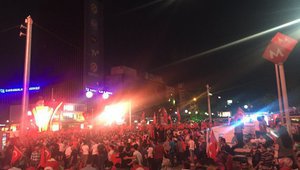 Привърженици на Ердоган празнуват след неуспешния преврат