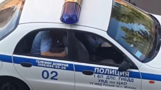 Полицай взема подкуп без да му мигне окото