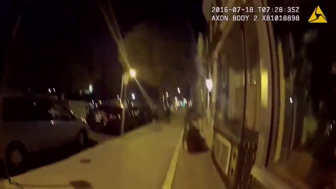 Мъж катастрофира в полицейска кола, докато лови покемони