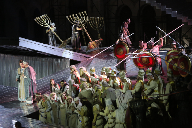 "Набуко" от Верди на открито пред катедралата