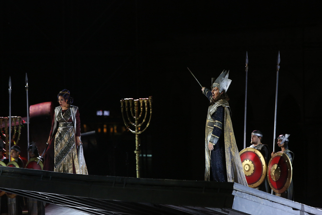 Операта "Набуко" на площада пред "Невски"