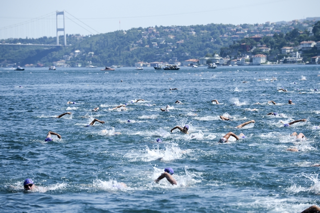 Плувният маратон в Истанбул