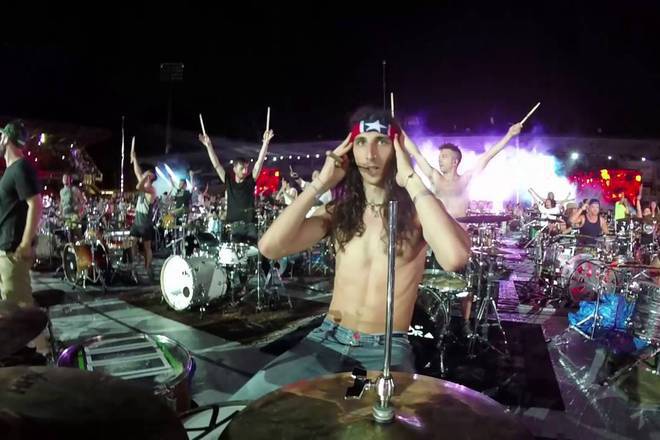 1000 dushi izpalnyavat seven nation army