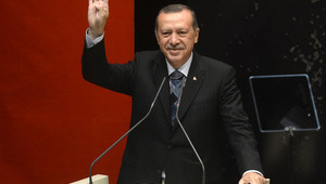 Турският президент Реджеп Ердоган прави знакът Рабаа
