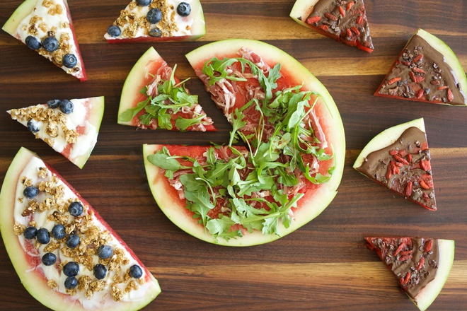 Tri vida pitsa s dinya