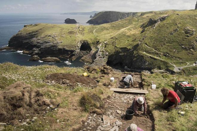 Vazmozhno li e tova da sa ruinite na kamelot