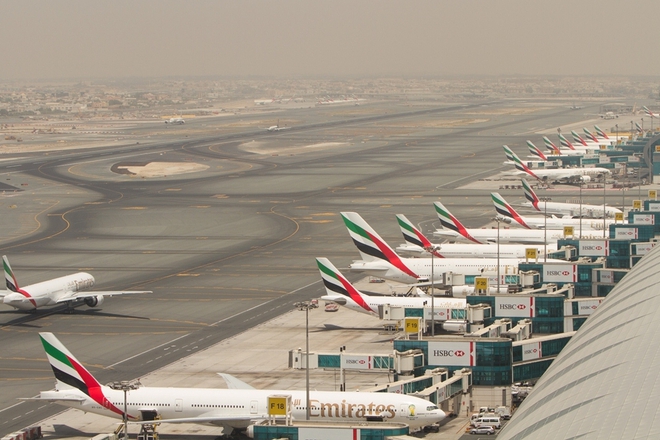 Samoleti na emireyts parkirani v dubay