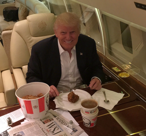 Тръмп яде пържено пиле с нож и вилица