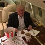Тръмп яде пържено пиле с нож и вилица